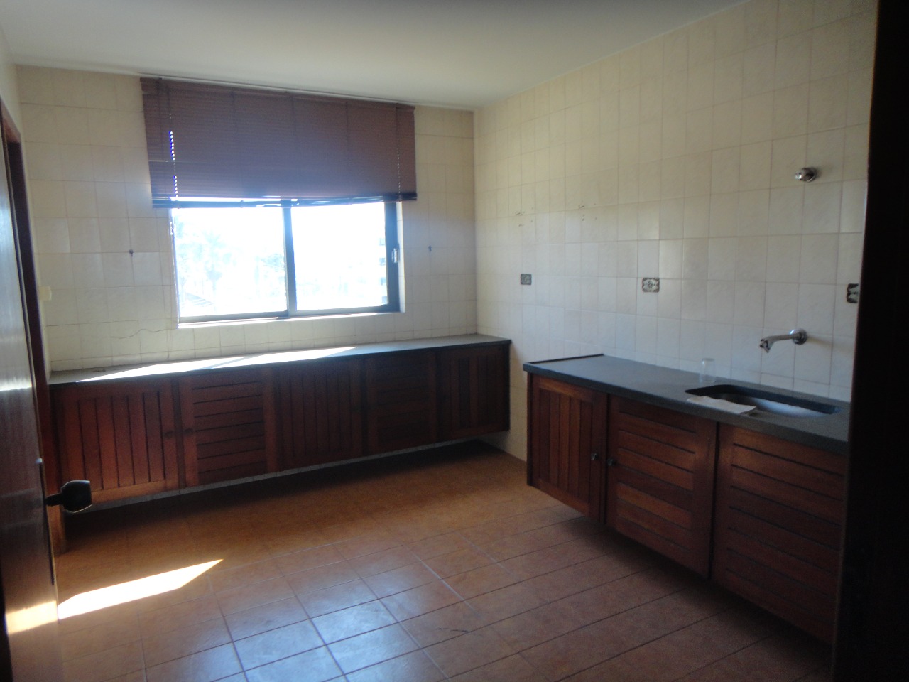VENDO APARTAMENTO AMPLO NO CENTRO 